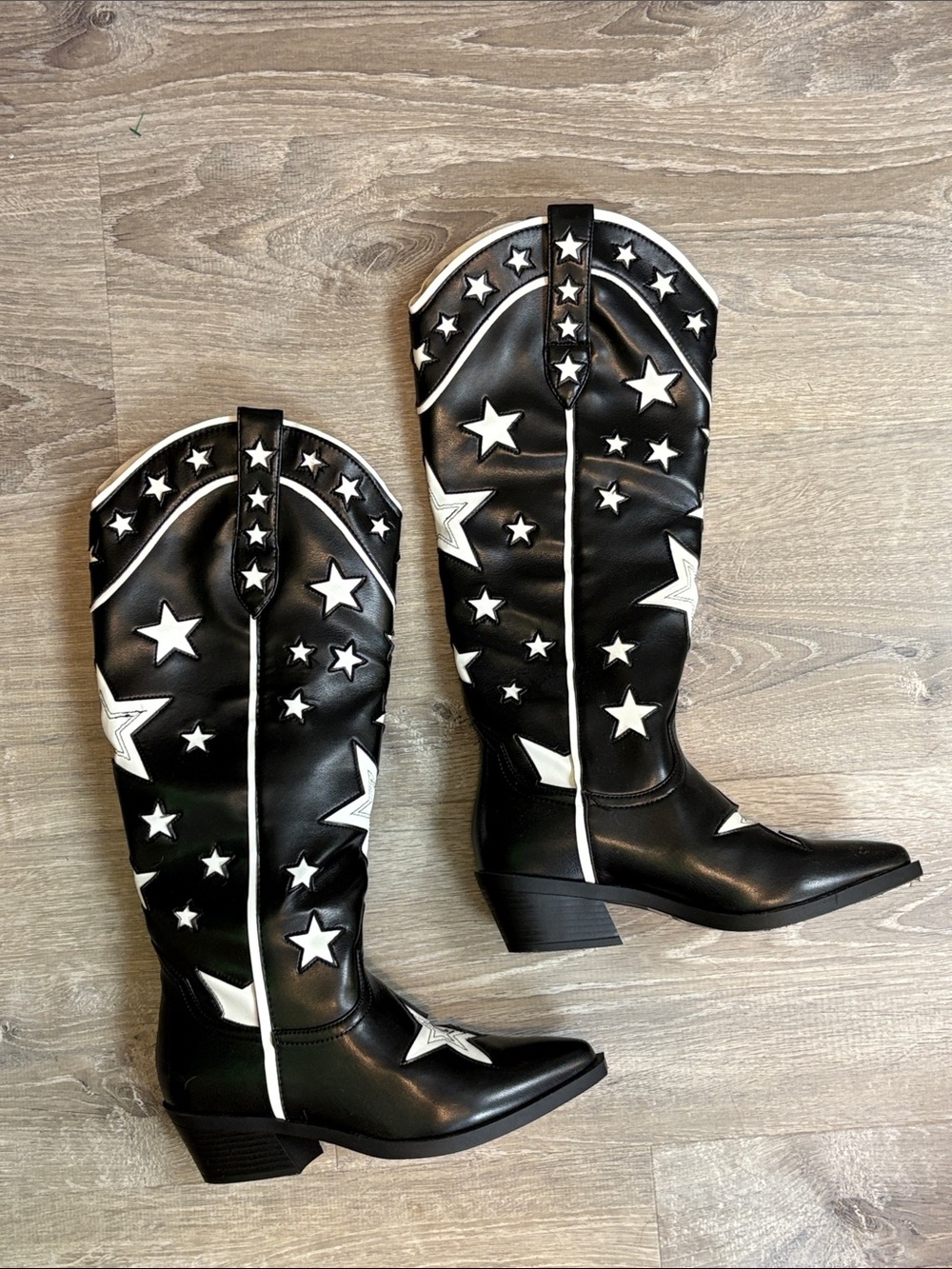Black Star-Embellished Cowboy Boots size 7